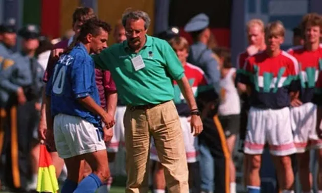 Roberto Baggio buồn bã khi bị thay ra ở World Cup 1994, minh họa hệ lụy cảm xúc của quyết định thay người trong các trận cầu lớn