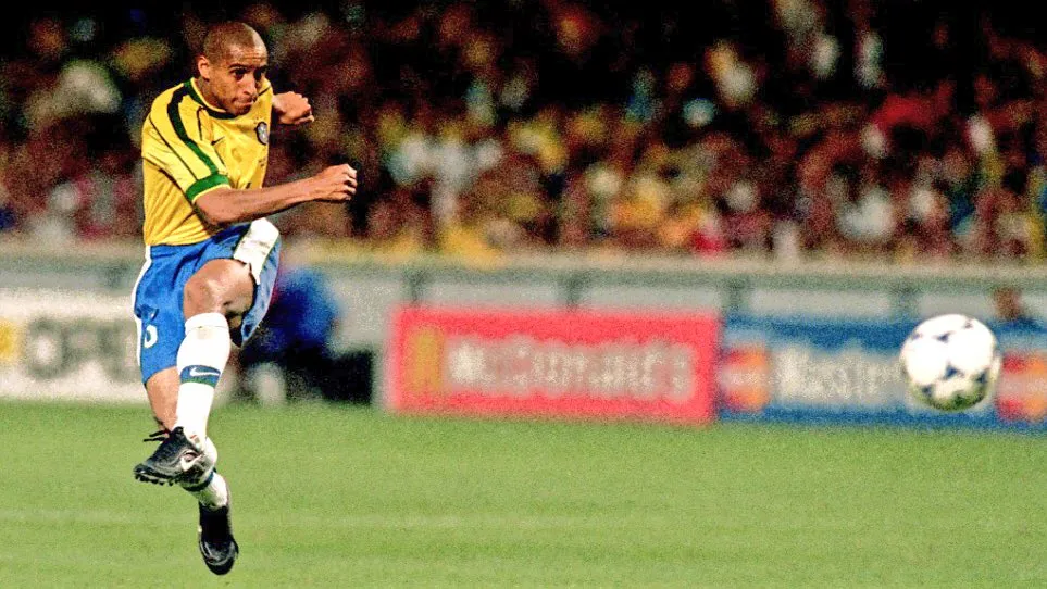 Roberto Carlos nổi tiếng với cú sút phạt trực tiếp "hình trái chuối" vào lưới Pháp.