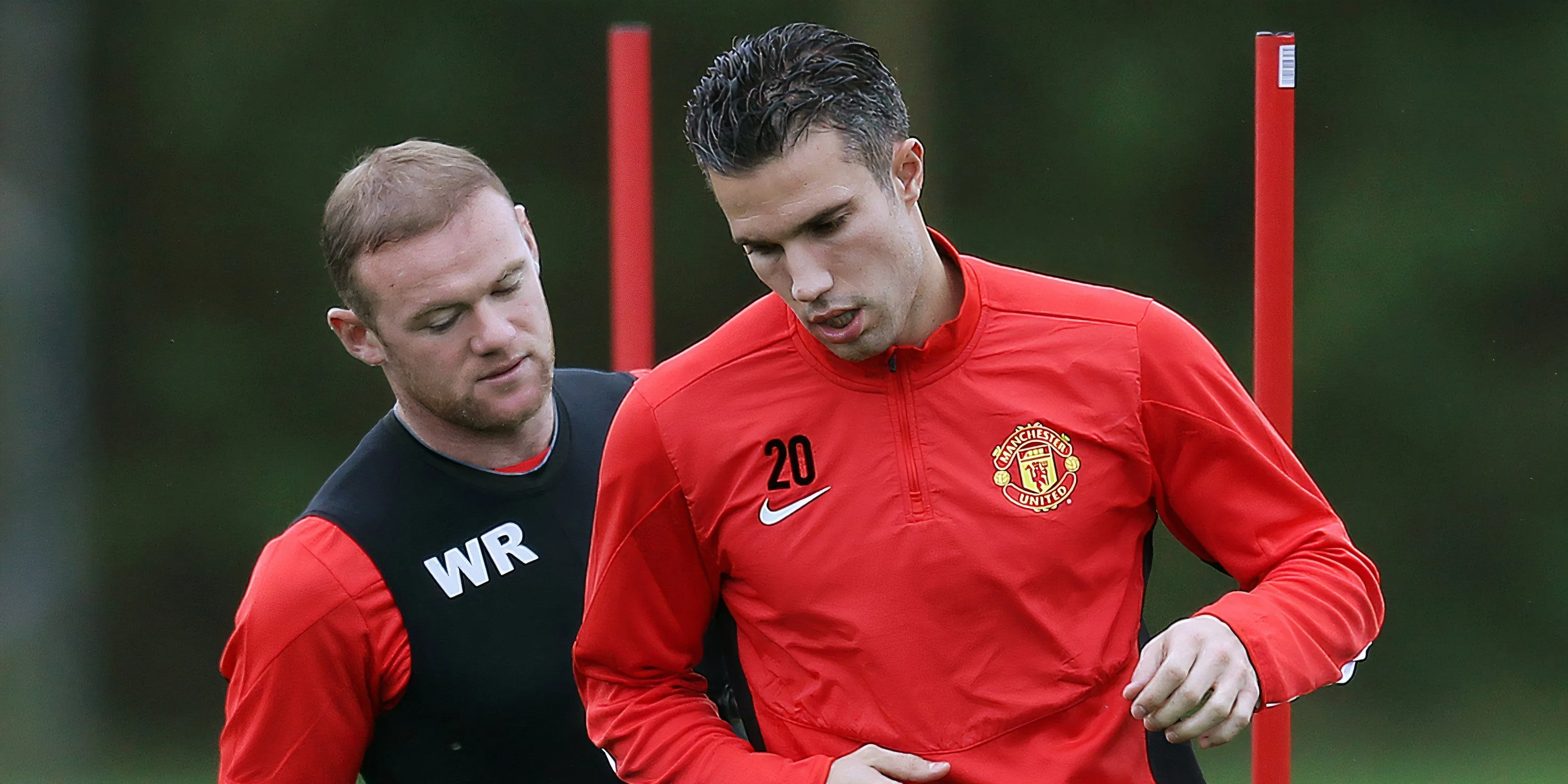 Robin van Persie ăn mừng cùng Wayne Rooney trong mùa giải 2012/13, biểu tượng của phong độ săn bàn đỉnh cao tại Old Trafford