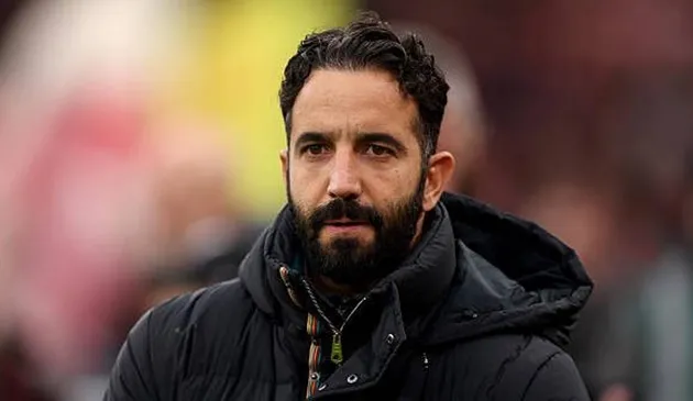 Ruben Amorim trả lời phóng viên, khẳng định không quan tâm bình luận của Arne Slot sau chiến thắng của Manchester United tại Anfield