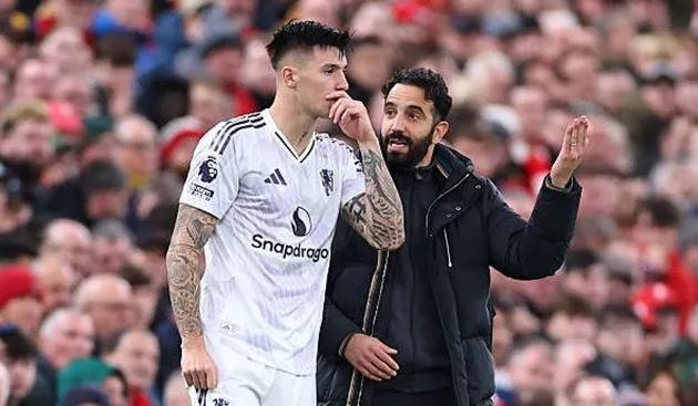 Ruben Amorim trao đổi chiến thuật cùng cầu thủ, thể hiện yêu cầu ổn định và bản lĩnh trước mùa giải dài.