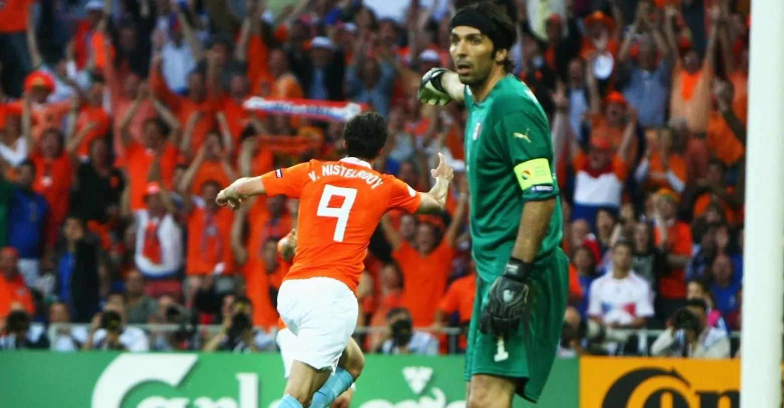 Ruud van Nistelrooy ghi bàn gây tranh cãi tại EURO 2008, một ví dụ kinh điển về phức tạp của luật việt vị.