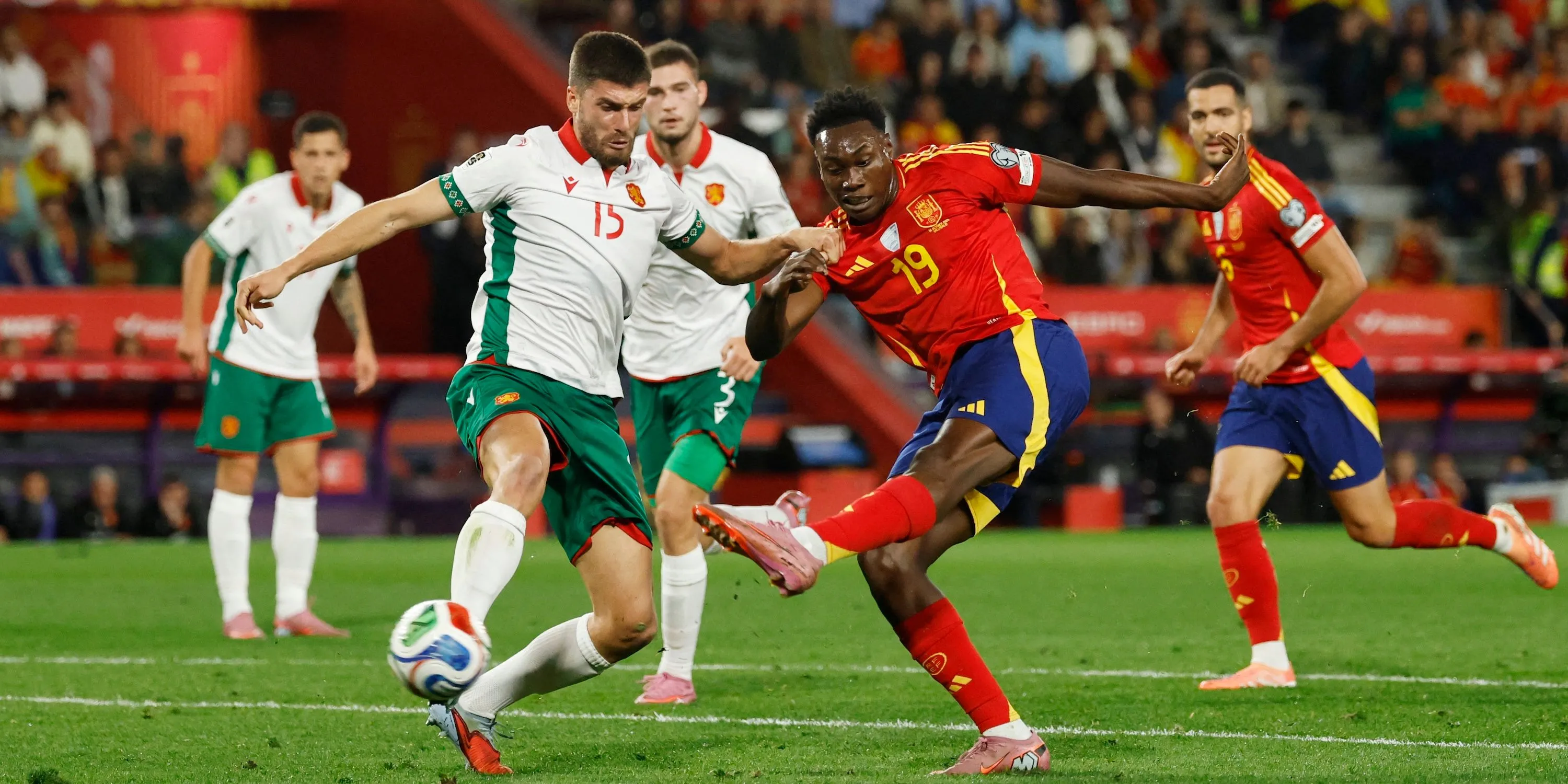 Samu Aghehowa trong màu áo Porto và tuyển Tây Ban Nha, tiền đạo trẻ có hiệu suất ghi bàn ấn tượng