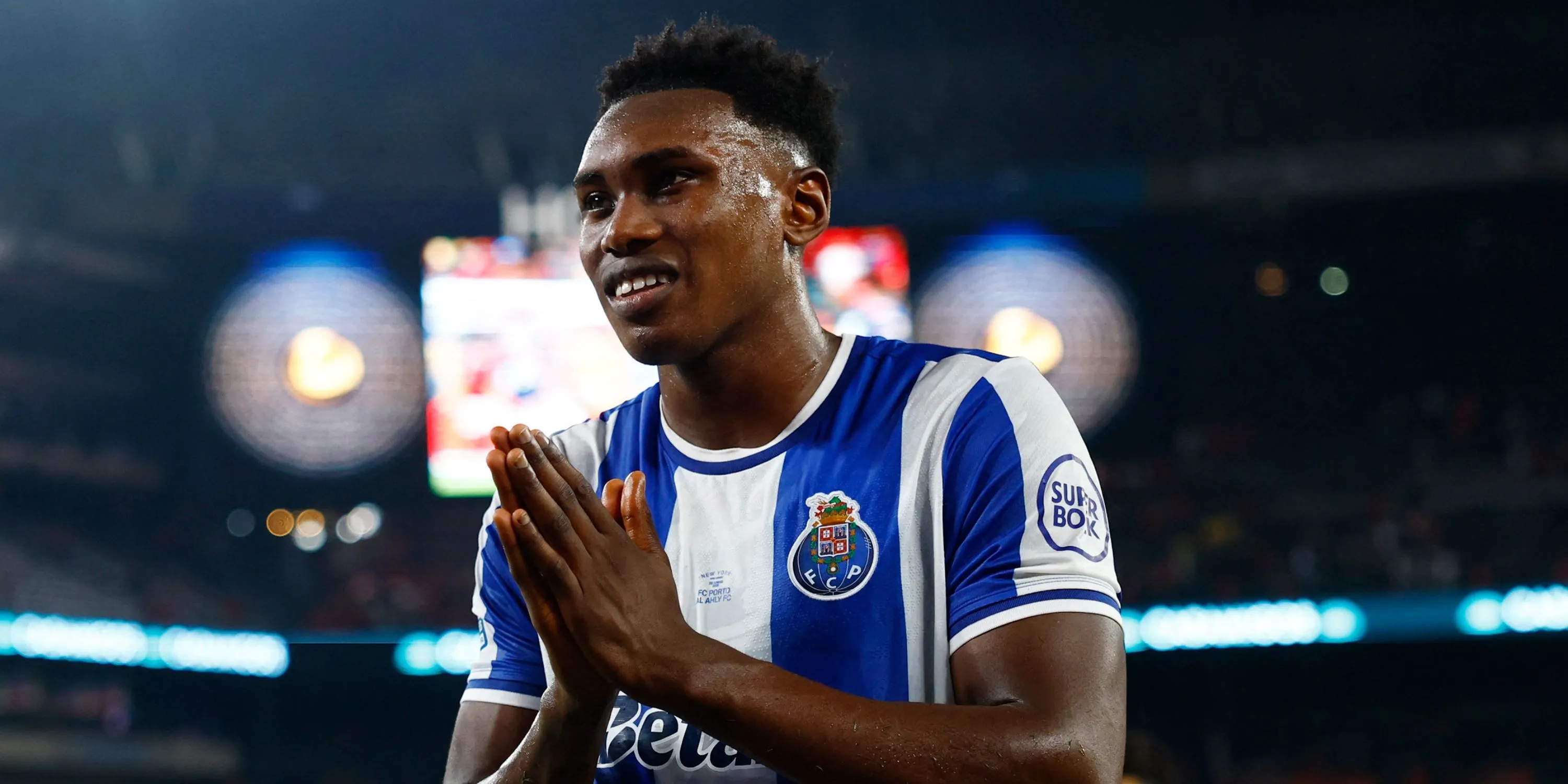 Samu ăn mừng bàn thắng cùng Porto, biểu tượng của tính ổn định trên hàng công