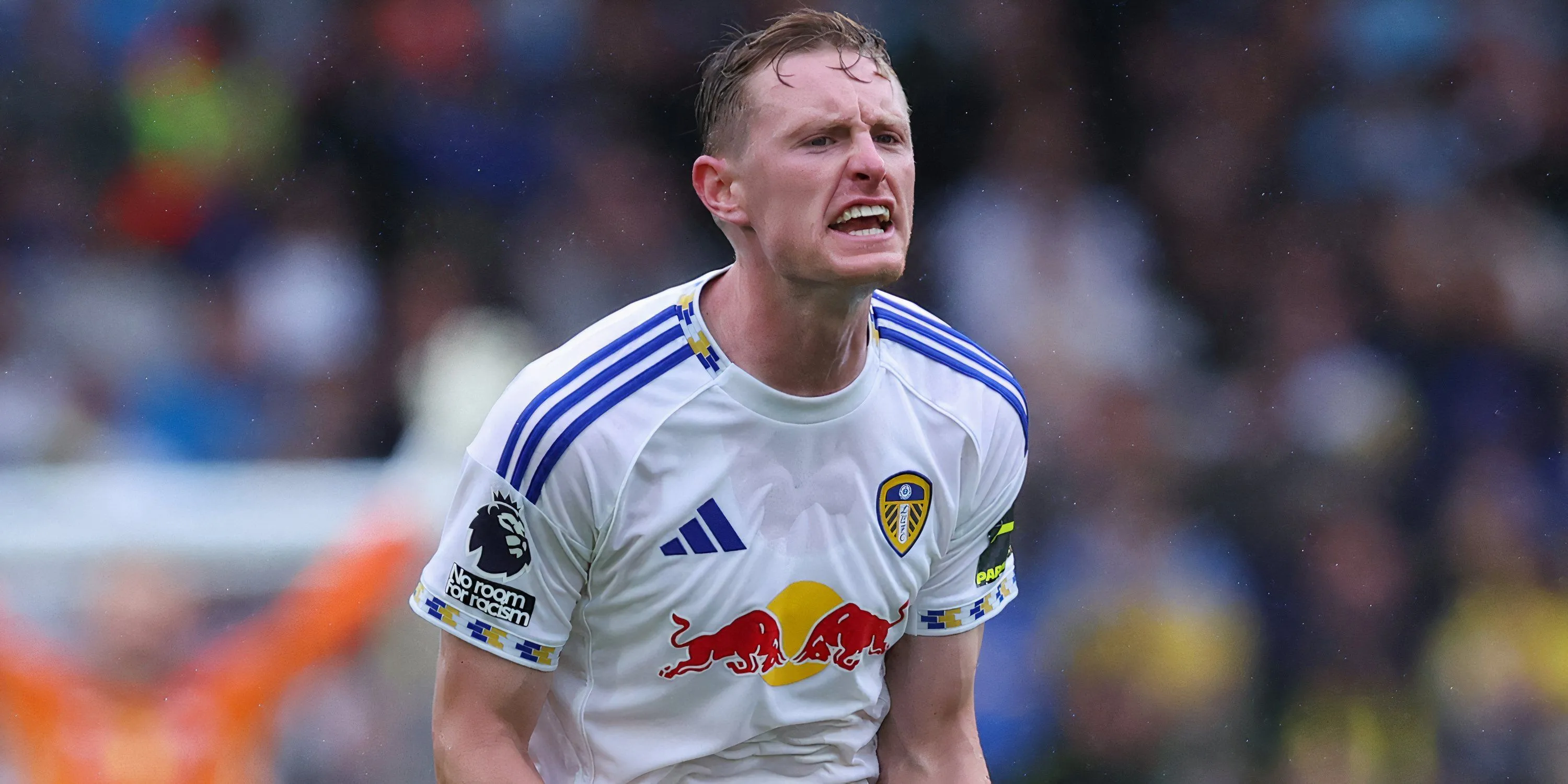 Sean Longstaff trong màu áo Leeds, mẫu tiền vệ sáng tạo và tranh chấp