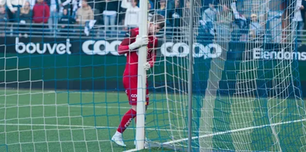 Thủ môn không được làm lung lay hay thay đổi vị trí khung thành theo luật FIFA để bảo đảm an toàn