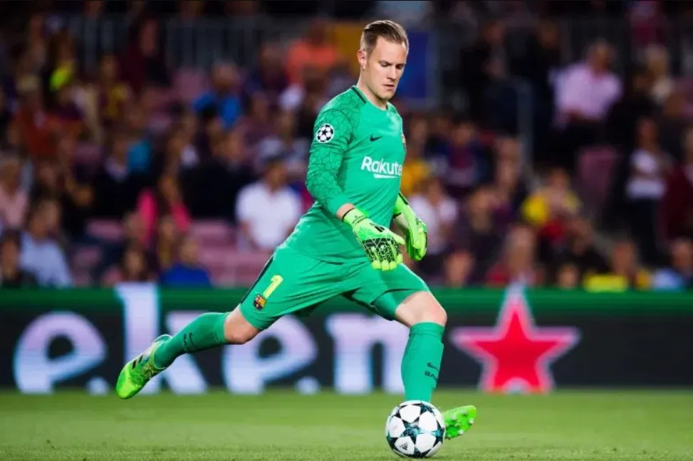 Thủ môn thường là người thực hiện những pha phát bóng lên; luật cho phép bất kỳ cầu thủ nào đá phát bóng từ khu vực 5m50.