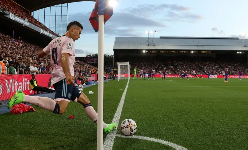 Tình huống phạt góc và chiến thuật treo bóng vào vùng cấm, phương án của các đội hàng đầu châu Âu.