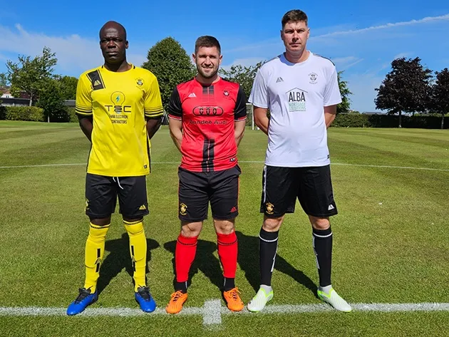 Trang phục cầu thủ trên sân: áo, quần, tất, bảo hộ và giày theo quy định FIFA 2024-2025