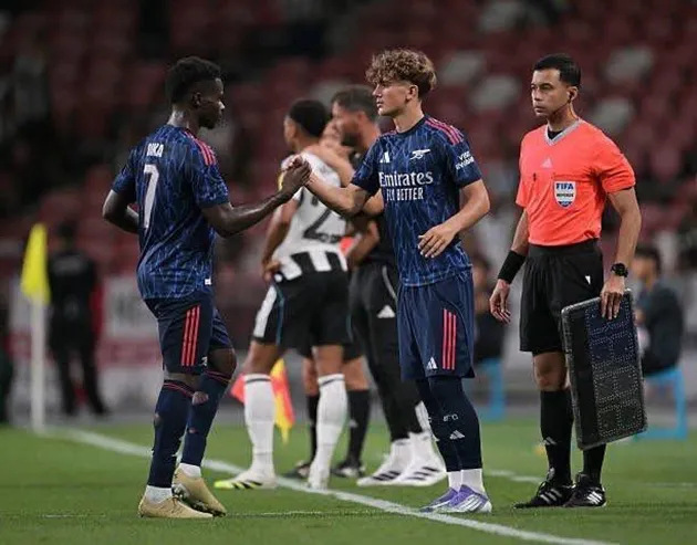 Trọng tài cho phép thay người: cầu thủ dự bị chỉ vào sân khi có hiệu lệnh của trọng tài biên