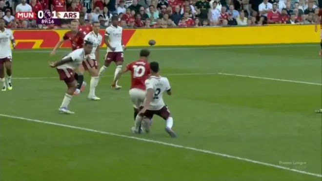 Trọng tài gây tranh cãi khi không thổi phạt tình huống va chạm giữa Saliba với Cunha