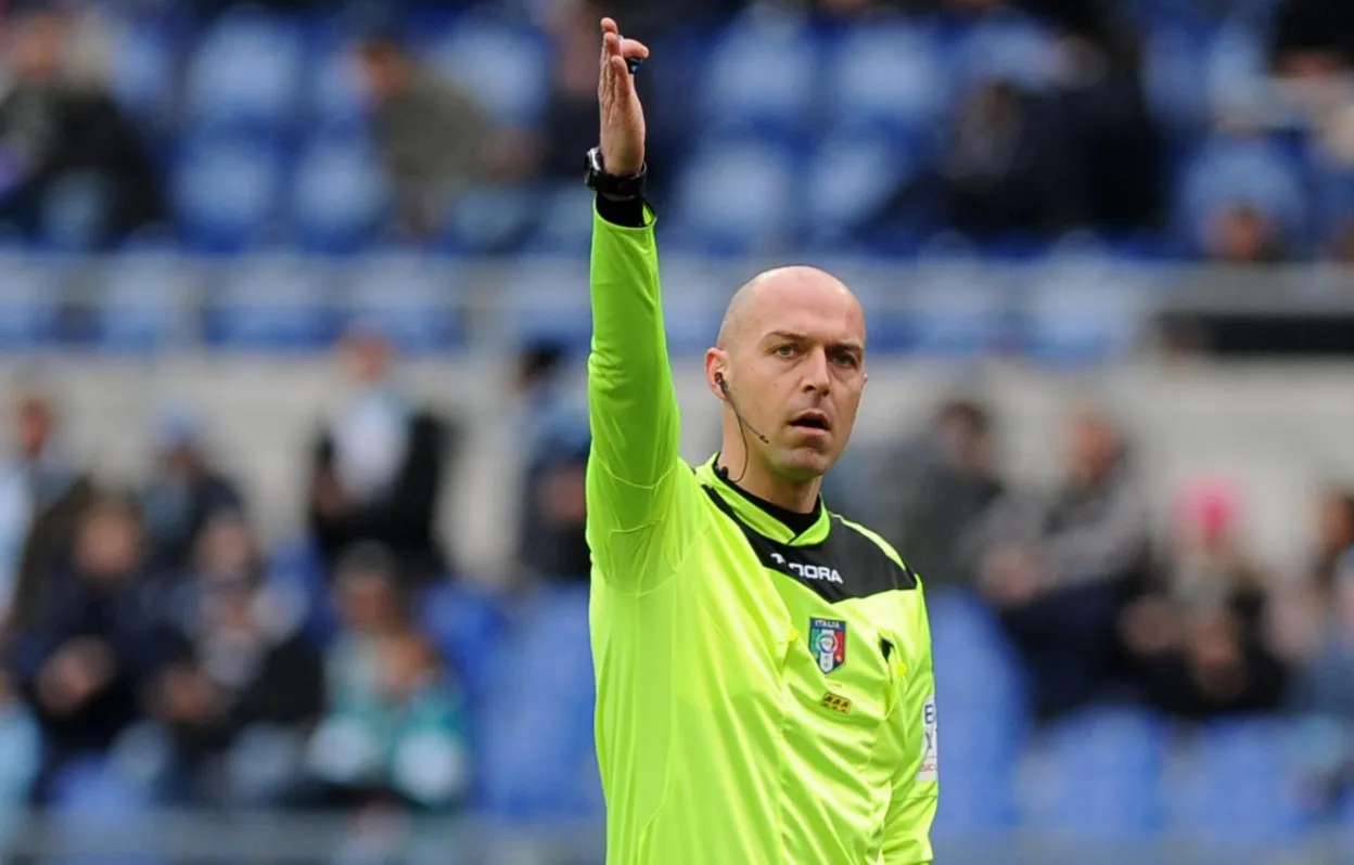 Trọng tài giơ tay báo đá phạt gián tiếp trên sân, giúp cầu thủ và khán giả nhận biết rõ loại phạt.