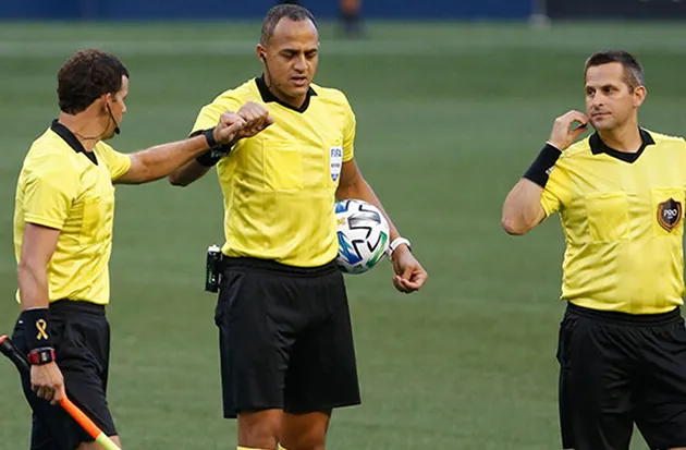 Trọng tài trên sân có vai trò quan trọng, có thể quyết định kết quả cuối cùng của một trận đấu.