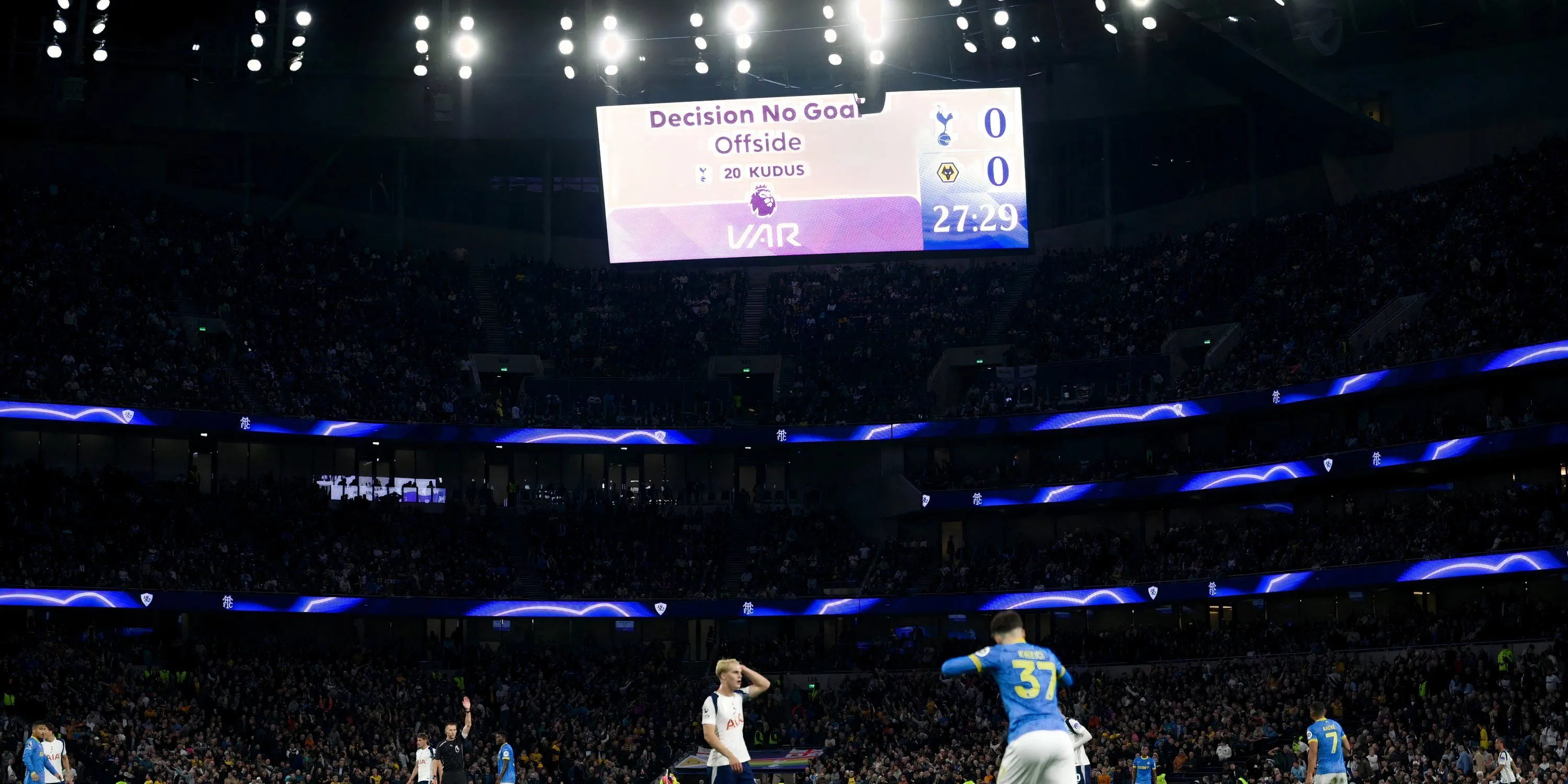 Trọng tài VAR từ chối bàn thắng của Wolves, minh họa tranh cãi về VAR và yêu cầu xem lại