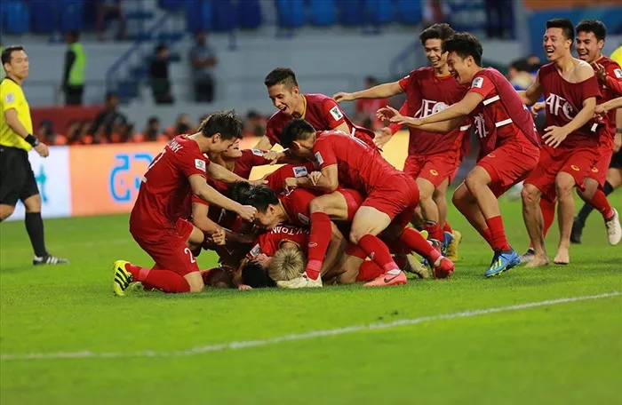 Tuyển Việt Nam ăn mừng sau khi đi tiếp nhờ tiêu chí fair play tại Asian Cup 2019