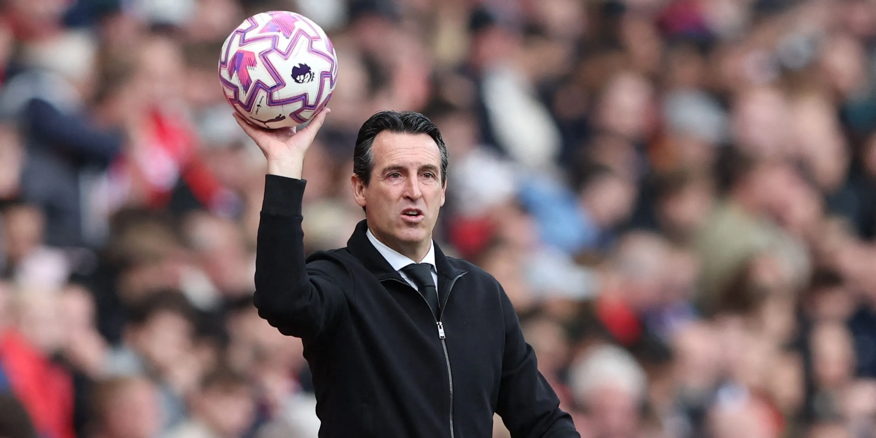 Unai Emery bắt bóng sau trận Aston Villa thắng Man City, thể hiện cảm xúc trên sân Villa Park