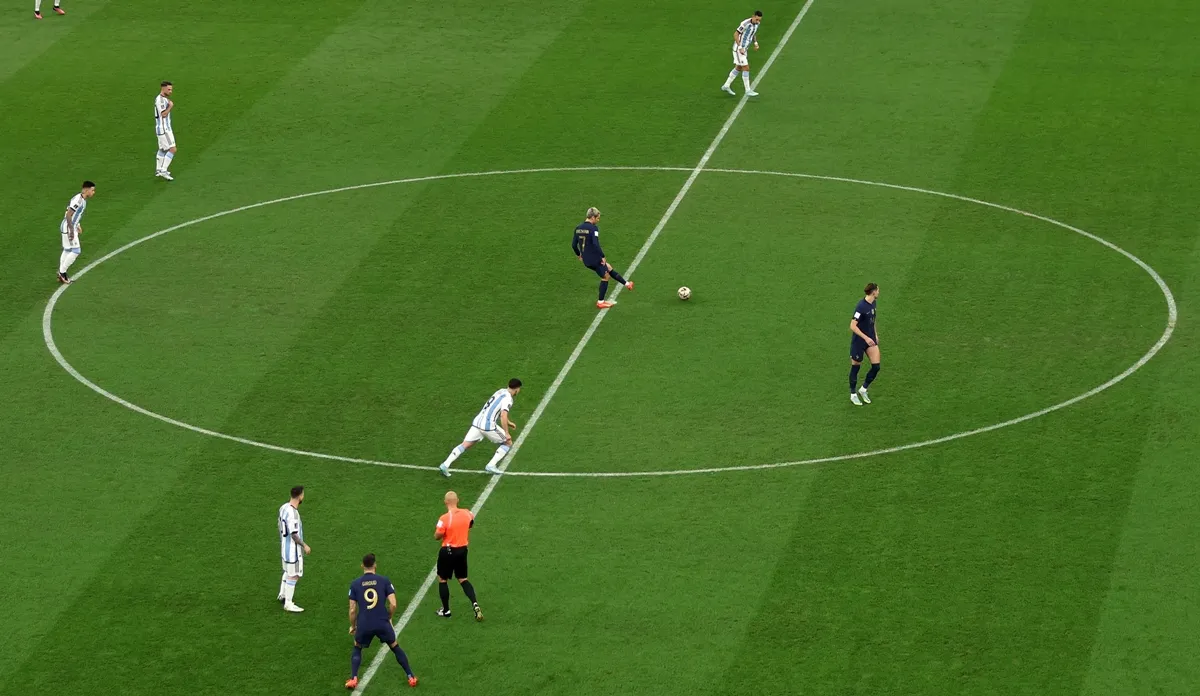 Vòng tròn trung tâm là mốc để kick-off theo luật IFAB với bán kính 9.15 m