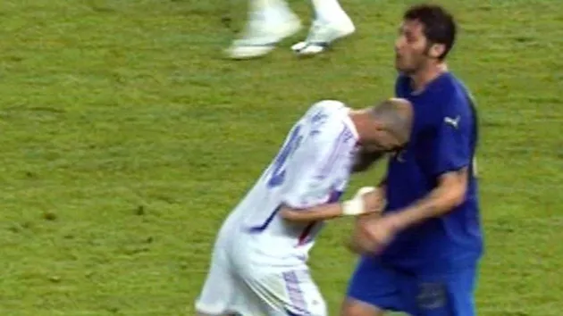 Zidane húc đầu Materazzi trong trận chung kết World Cup 2006, hình ảnh thẻ đỏ kinh điển.