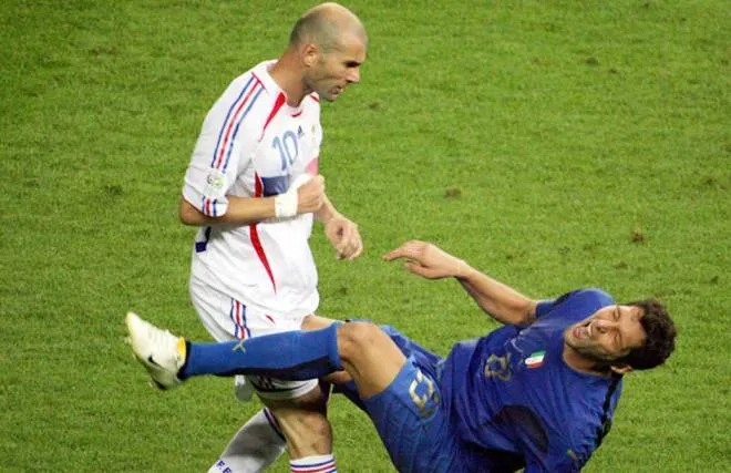 Zidane húc Materazzi trong hiệp phụ chung kết World Cup 2006, khoảnh khắc chấn động lịch sử bóng đá.