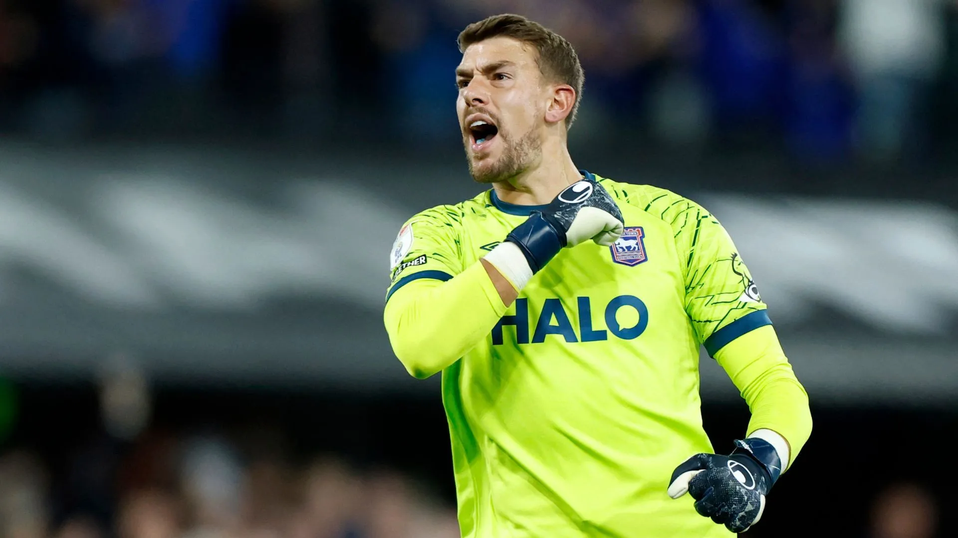 Alex Palmer của Ipswich Town trong một pha xử lý bóng tinh tế