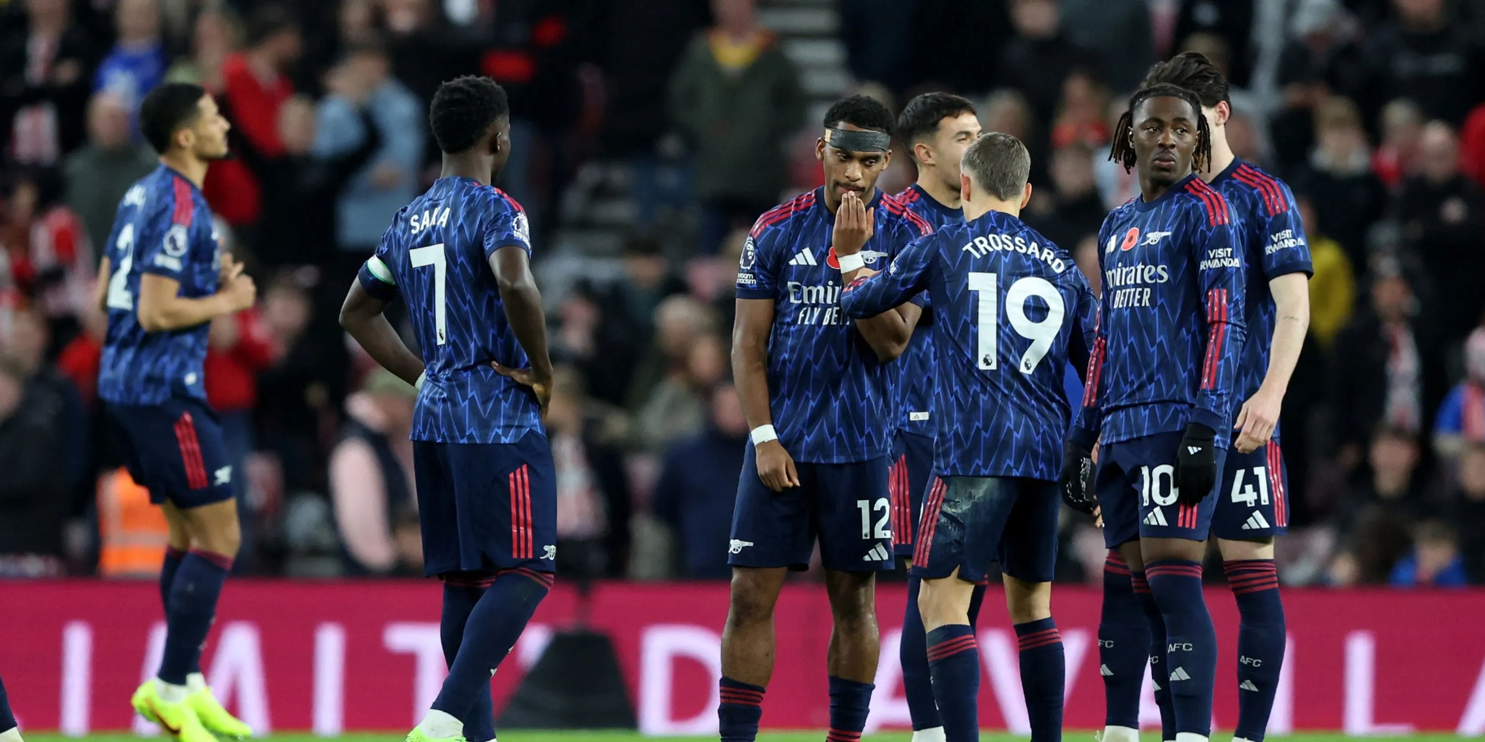 Arsenal cầu thủ trong trận đấu gần đây, hiển thị tinh thần chiến đấu của Pháo thủ