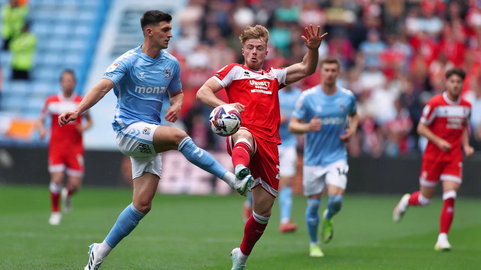 Bobby Thomas - Tiền vệ trung tâm Coventry City trong trang phục đấu sôi động