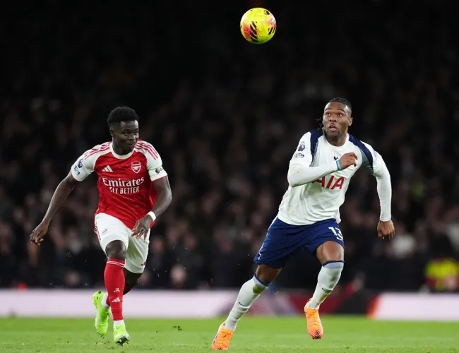 Bukayo Saka gây áp lực cánh phải Tottenham