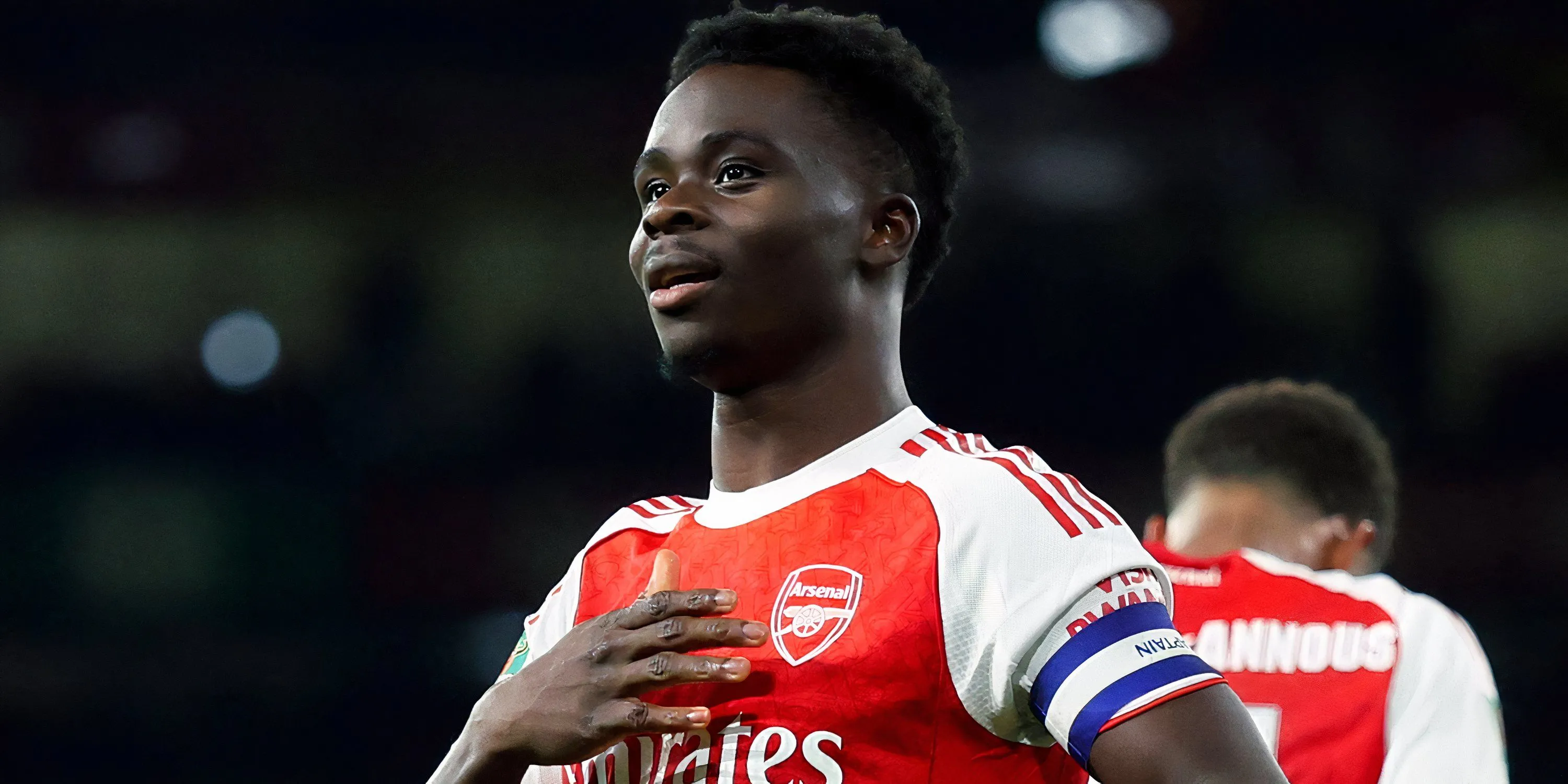 Bukayo Saka trong bộ áo đấu Arsenal