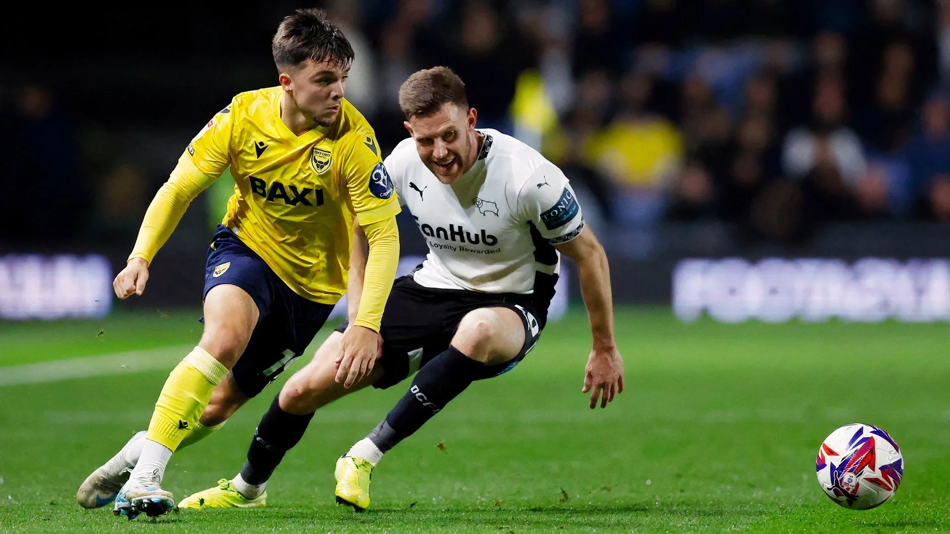 Callum Elder - cánh trái Derby County đang chơi xuất sắc trong hệ thống 3-4-3