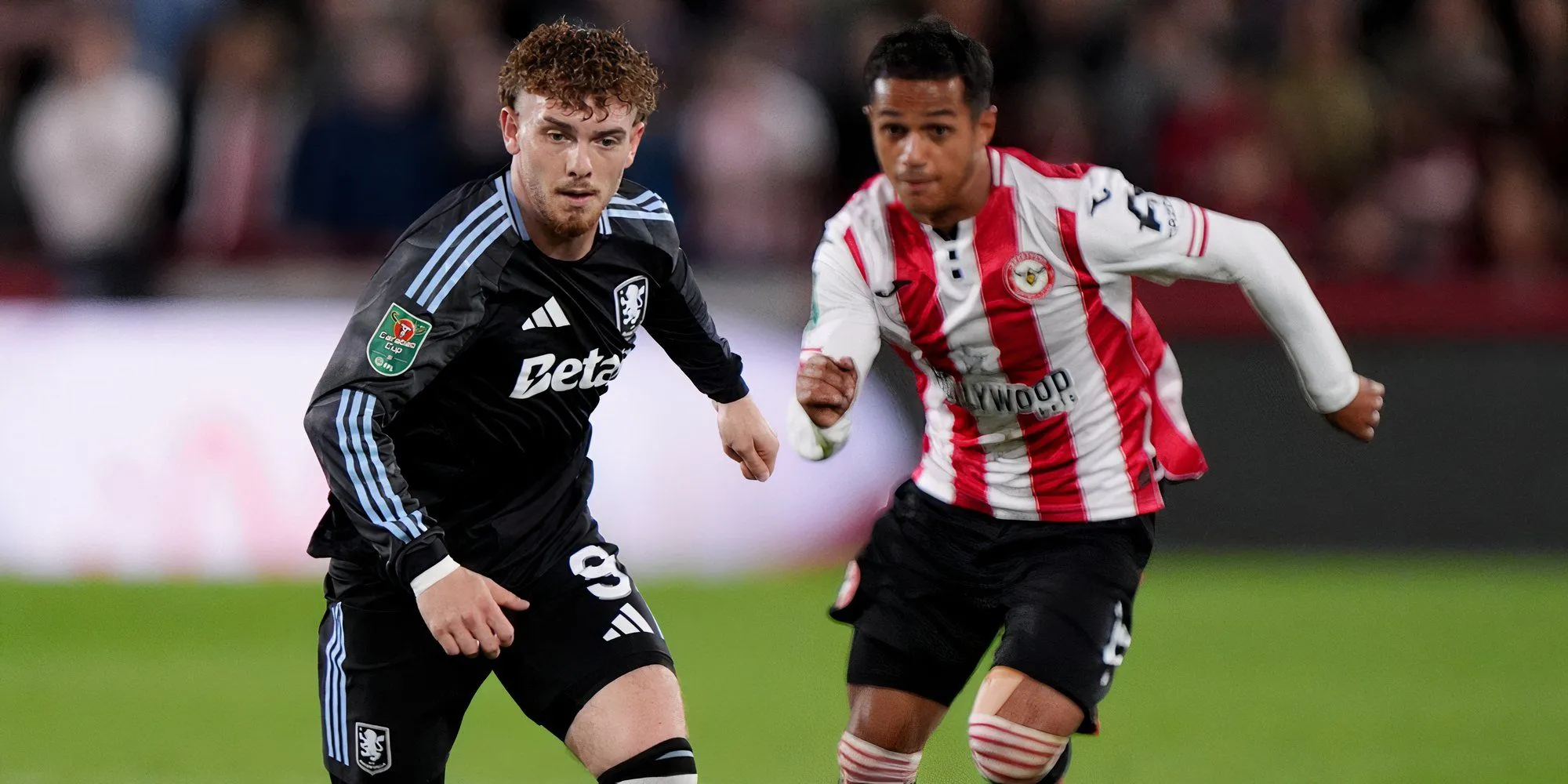 Cầu thủ Elliott của Brentford trong một pha tấn công sắc sảo tại sân nhà