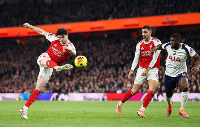 Declan Rice kiểm soát tuyến giữa trước Tottenham