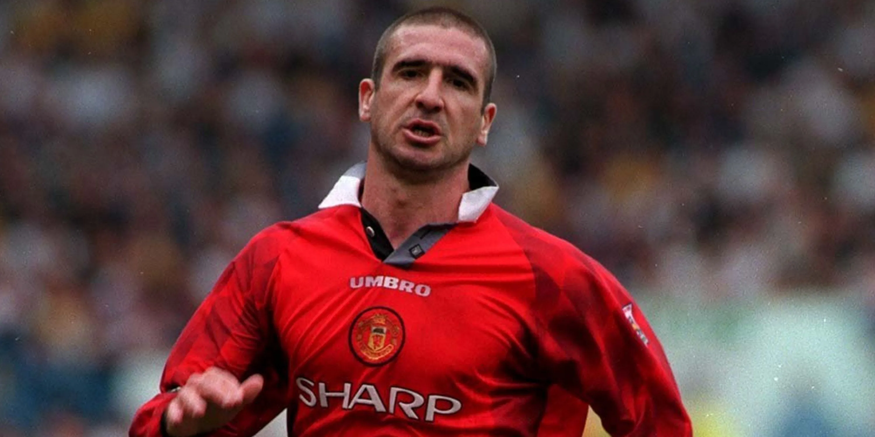 Eric Cantona khoác áo Manchester United năm 1996, biểu tượng của sự quái đặc và tài năng