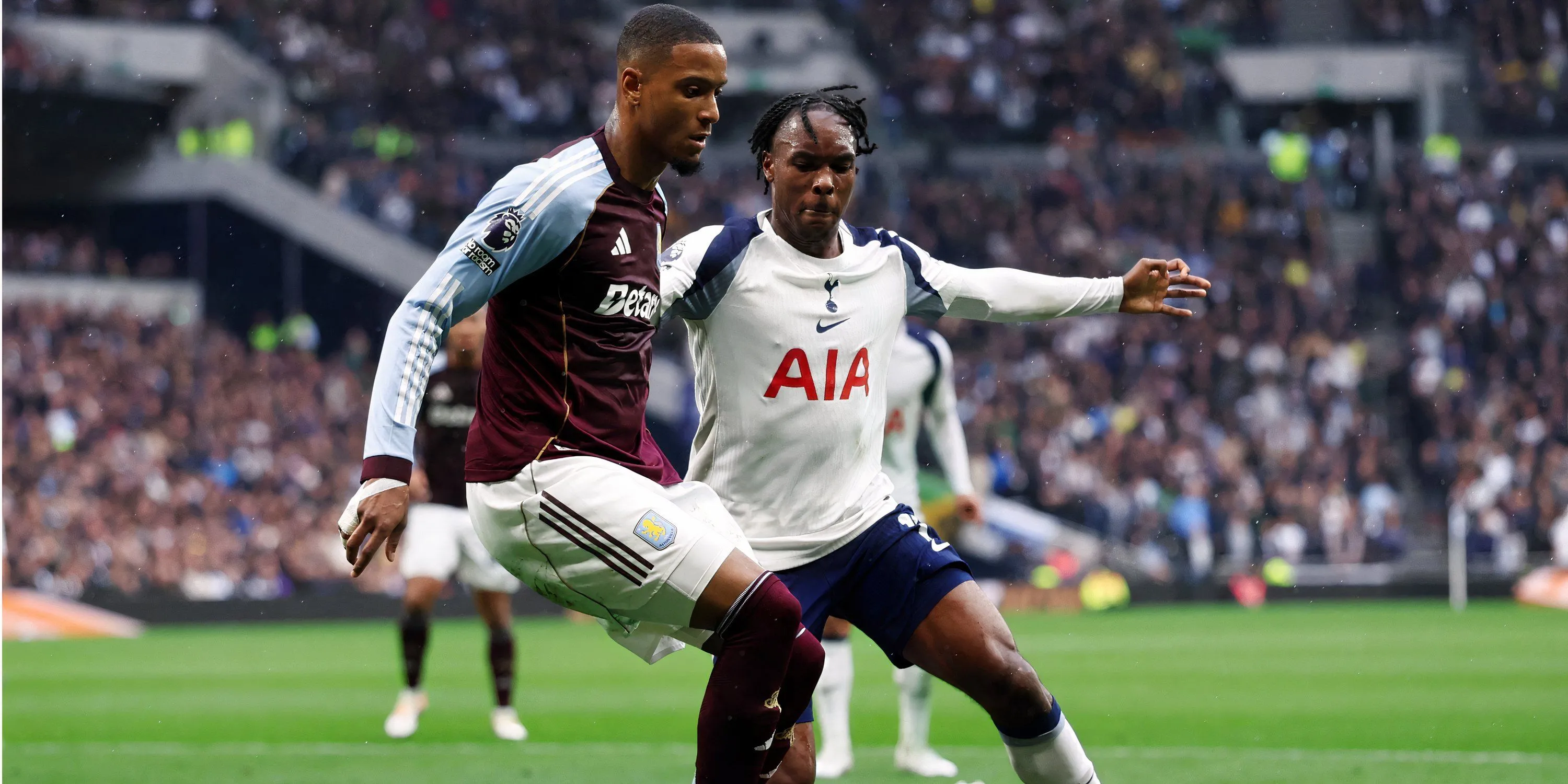 Ezri Konsa trong trang phục Aston Villa đang thực hiện một pha cản phá trong trận đấu Premier League