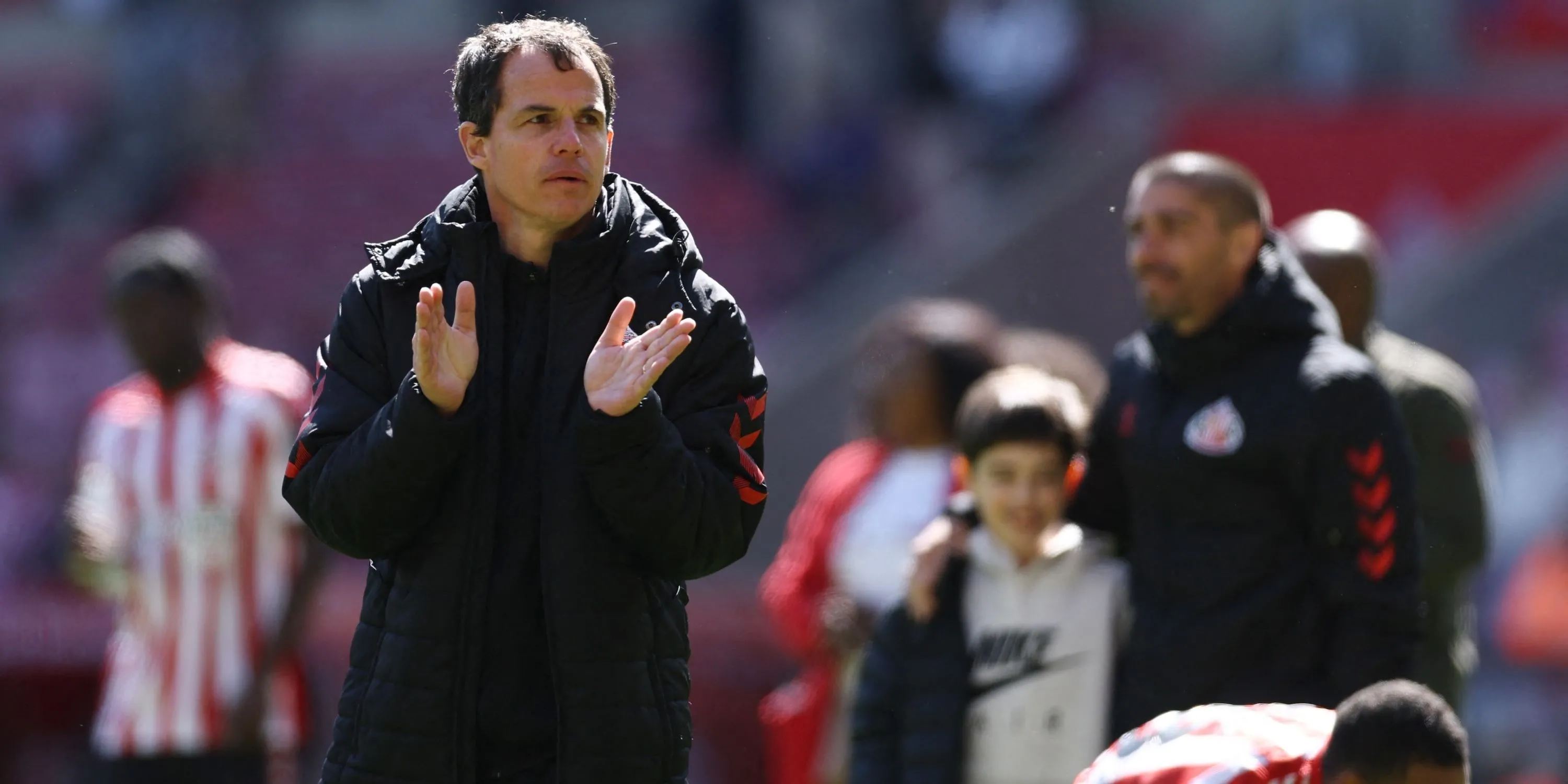 Huấn luyện viên Sunderland Regis Le Bris vỗ tay cảm ơn CĐV sau trận đấu