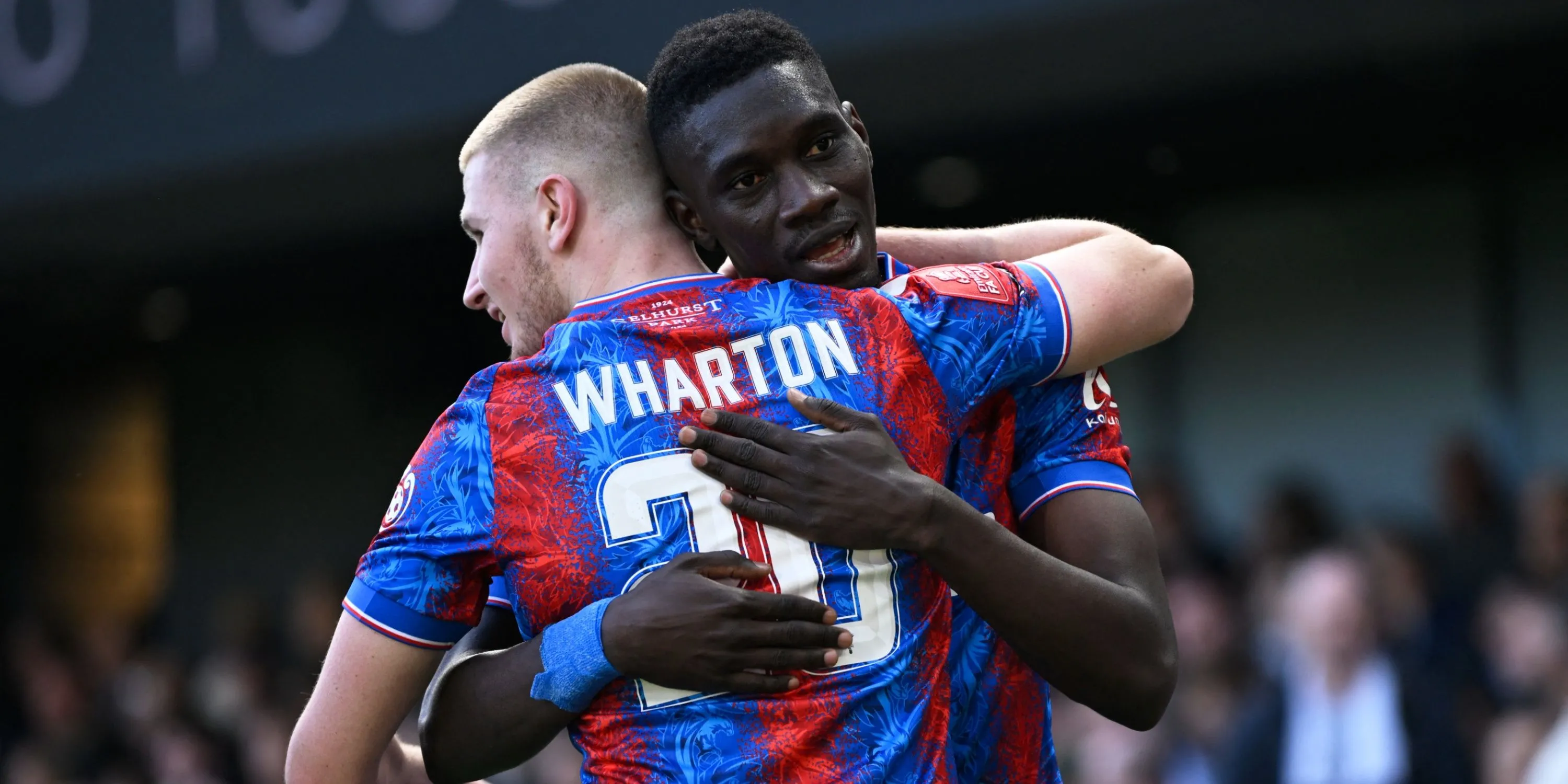Ismaila Sarr và Christantus Uche của Crystal Palace trong một trận đấu gần đây