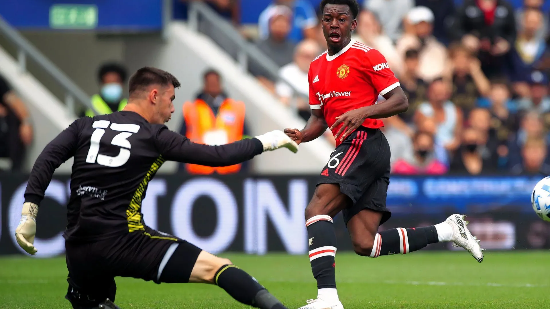 Joe Walsh trong trang phục thủ môn QPR, chuẩn bị cho một pha cứu bóng quan trọng