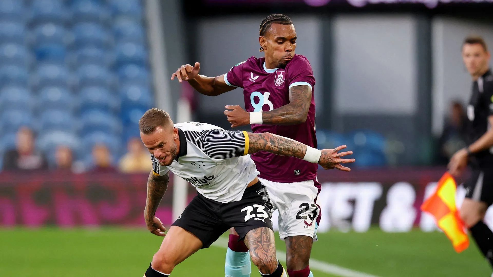 Joe Ward thi đấu cho Derby County trước Burnley, thể hiện sự kiên định ở hàng công