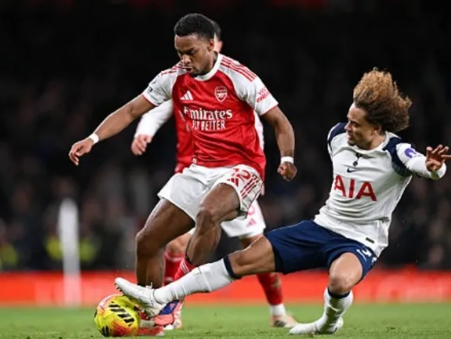 Jurrien Timber kiến tạo sắc bén cho Eze