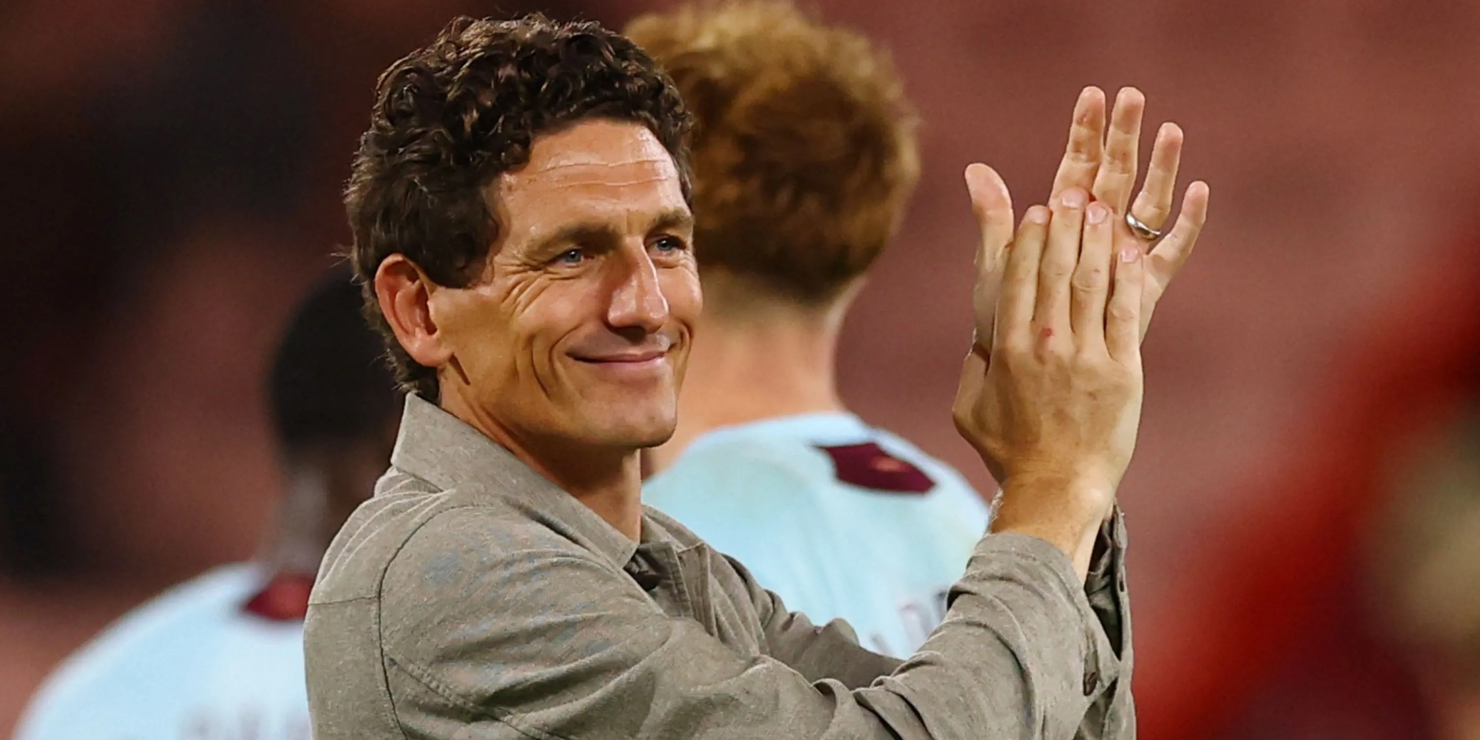 Keith Andrews và các cầu thủ Brentford chuẩn bị trước một trận đấu quan trọng
