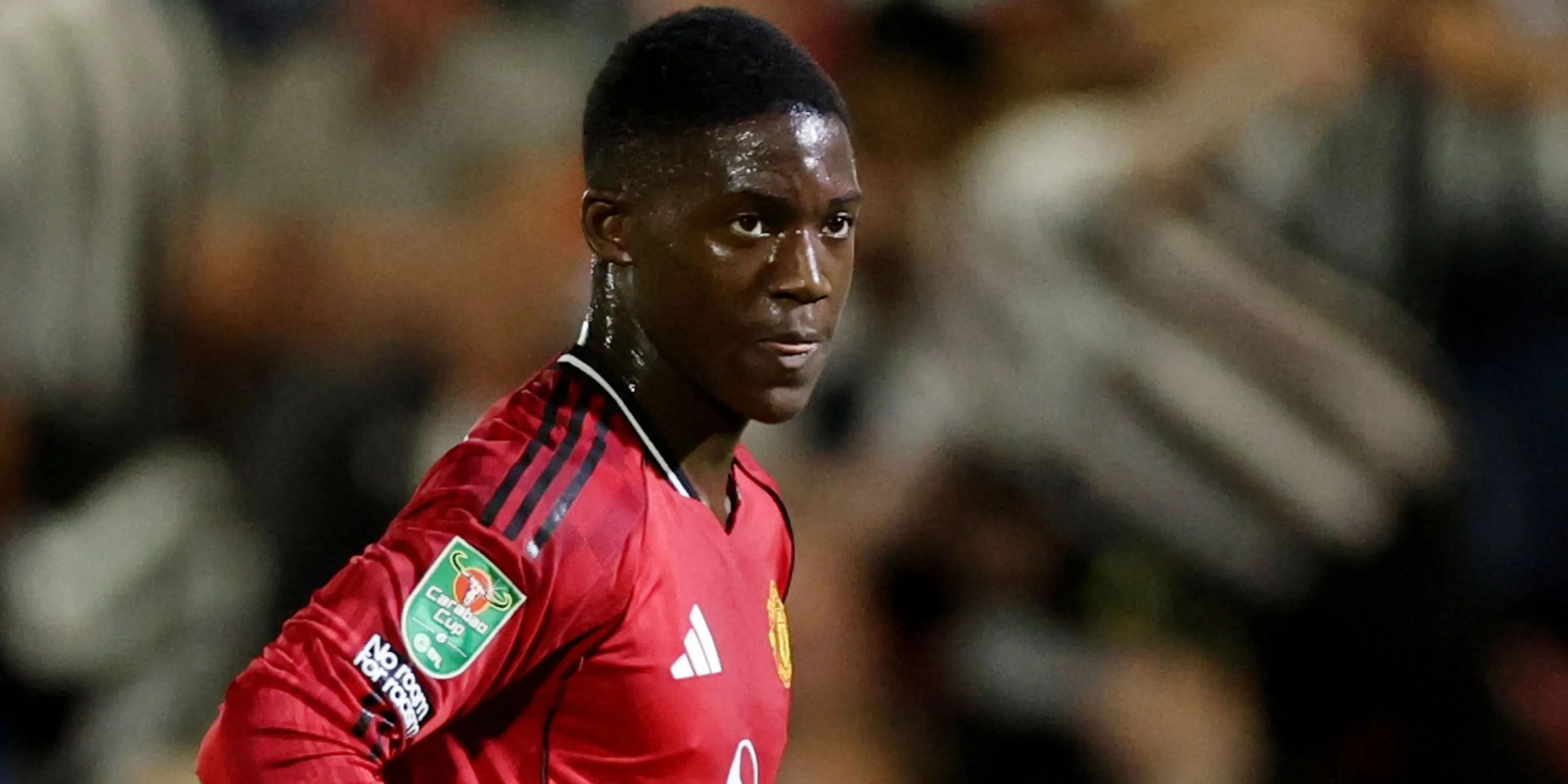 Kobbie Mainoo trong một pha tranh cắp bóng quyết liệt tại Old Trafford