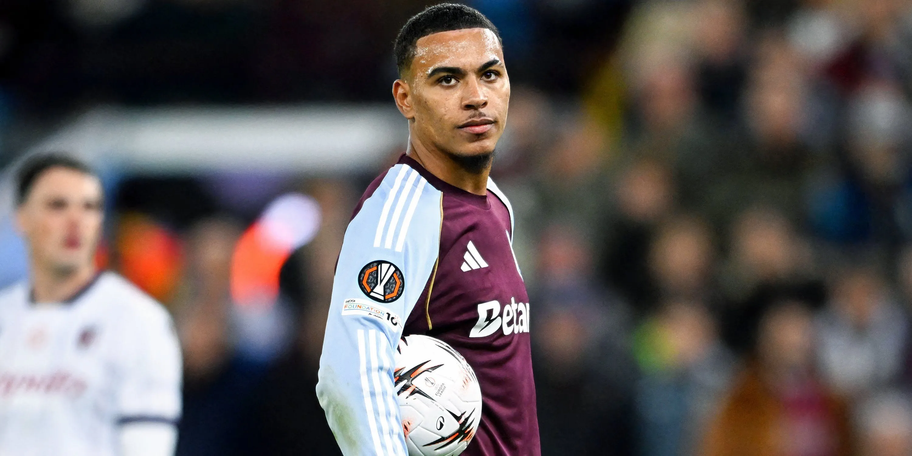 Morgan Rogers trong màu áo Aston Villa, tỏ ra là cầu thủ chủ chốt trong hệ thống tấn công của Unai Emery