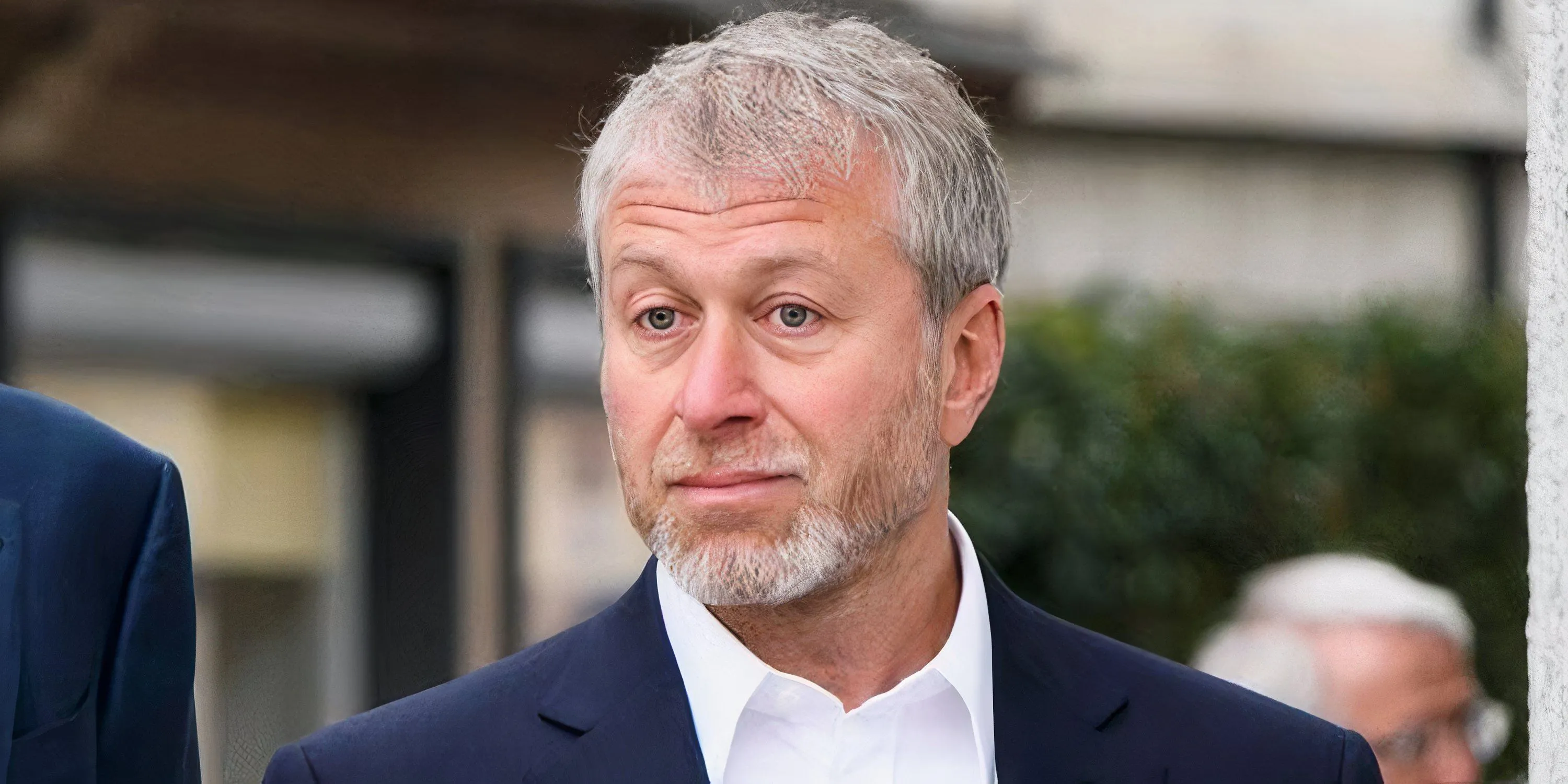 Roman Abramovich trong những ngày tương lai tại Chelsea, người sở hữu đã từ chối mọi thương vụ với Tottenham