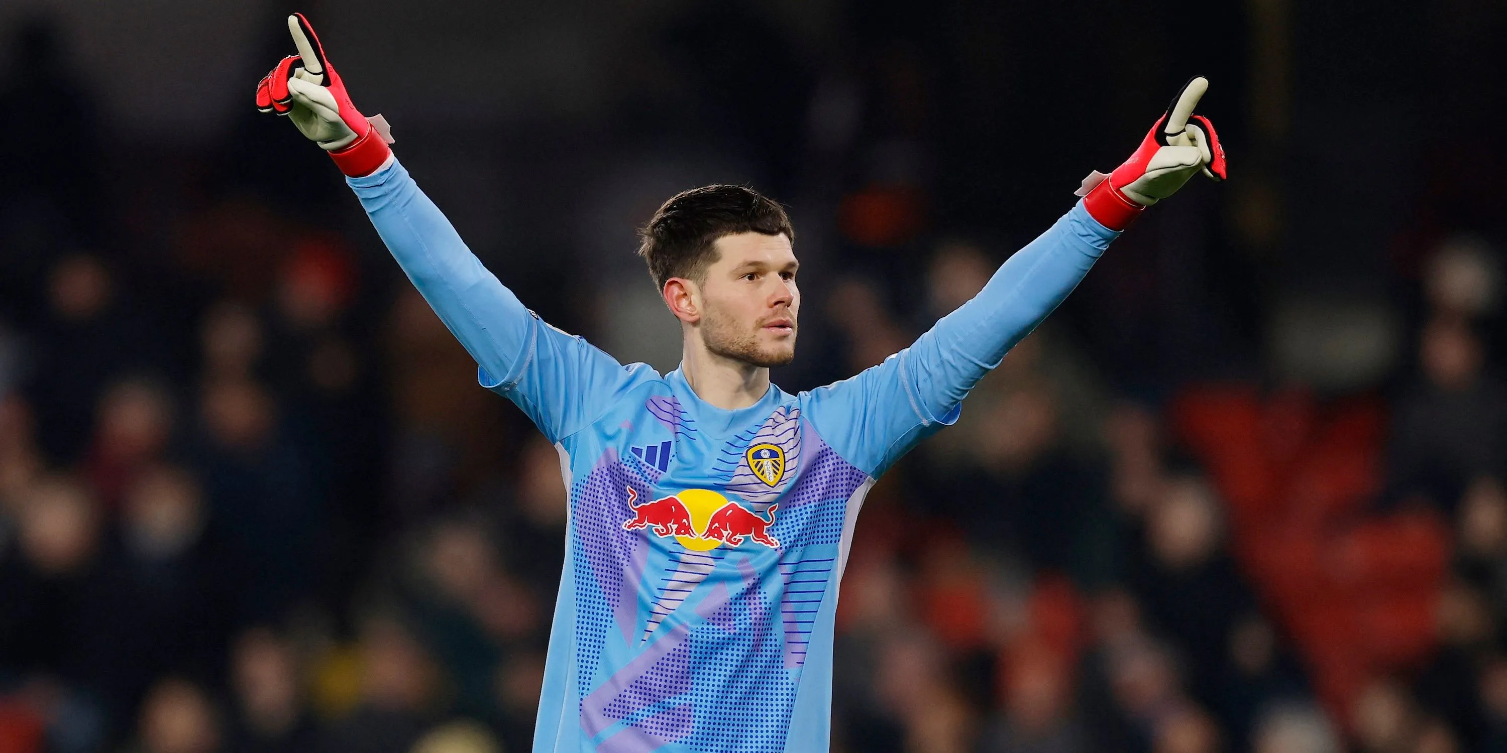 Thủ môn Illan Meslier của Leeds United ăn mừng một pha cứu thua thành công trên sân nhà