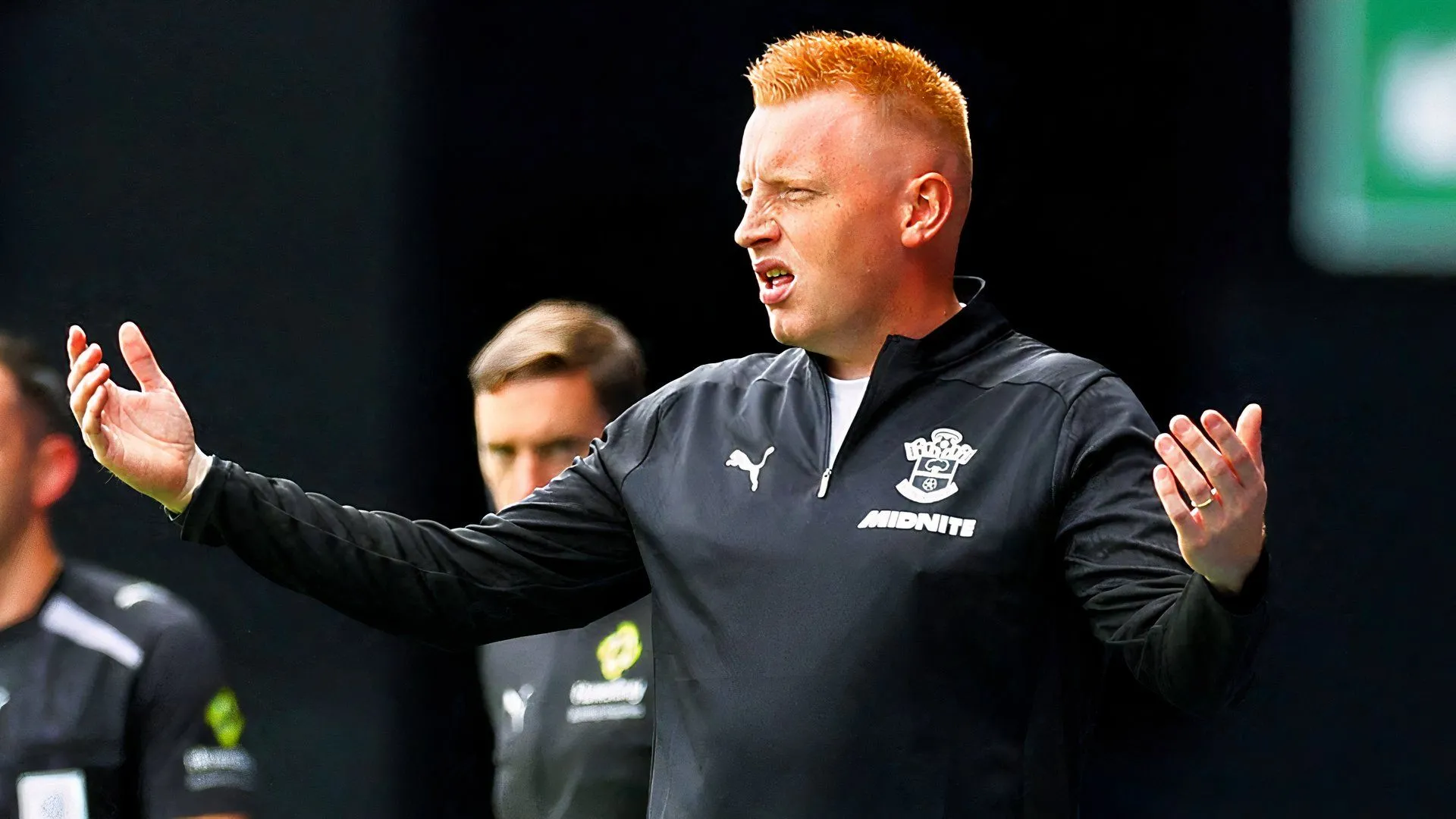 Will Still nhìn đi chỗ khác trong một trận đấu gần đây