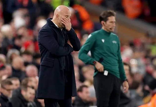 Alt text: HLV Arne Slot cần có những tính toán kỹ lưỡng về trường hợp của Mohamed Salah