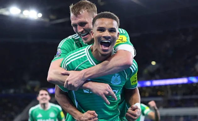 Malick Thiaw ăn mừng bàn thắng bằng đầu vào lưới Everton