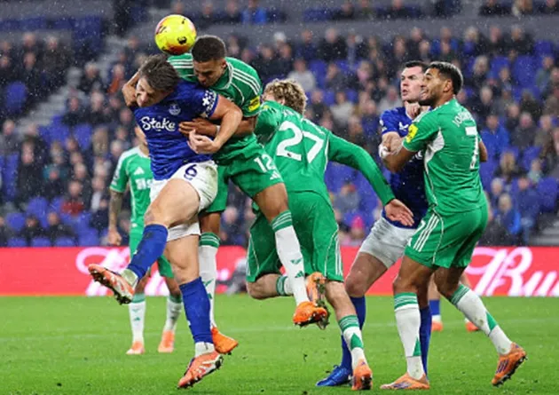 Malick Thiaw thực hiện pha không chiến xuất sắc trong trận gặp Everton