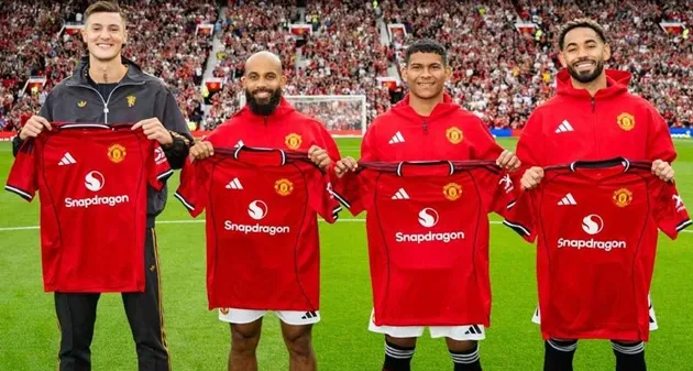 Manchester United vừa cán mốc khoản nợ 1 tỷ USD.