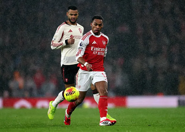 Jurrien Timber (7.1): Anh hoạt động như một trong những mũi nhọn tấn công chủ lực của Arsenal với nhiều pha đột phá bên cánh phải, dù những đường chuyền bổng đến từ tuyển thủ Hà Lan thường không được các đồng đội tận dụng hiệu quả.